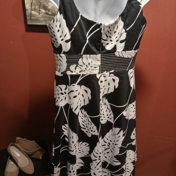 Dress - Picture 6 of 7